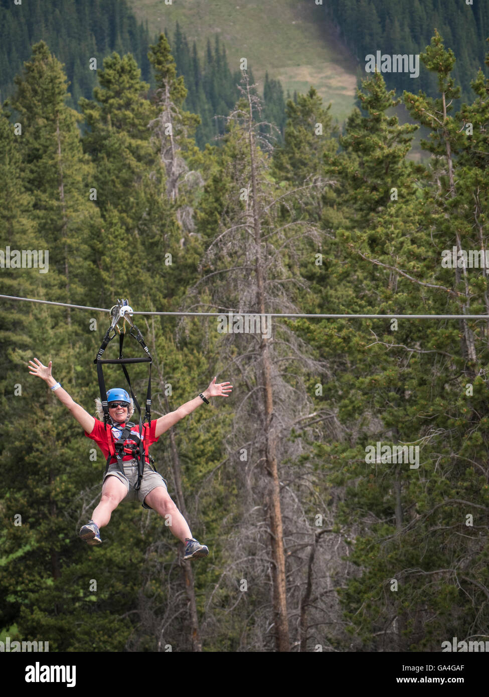 Juego aventura aérea Creek tour canopy zipline, Epic Discovery Center en el Eagle's Nest, Estación de Esquí de Vail, Vail, Colorado. Foto de stock