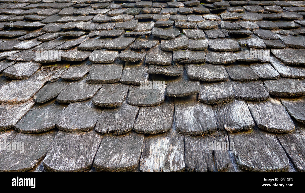 Techo de madera patrón de mosaico layering antecedentes Foto de stock
