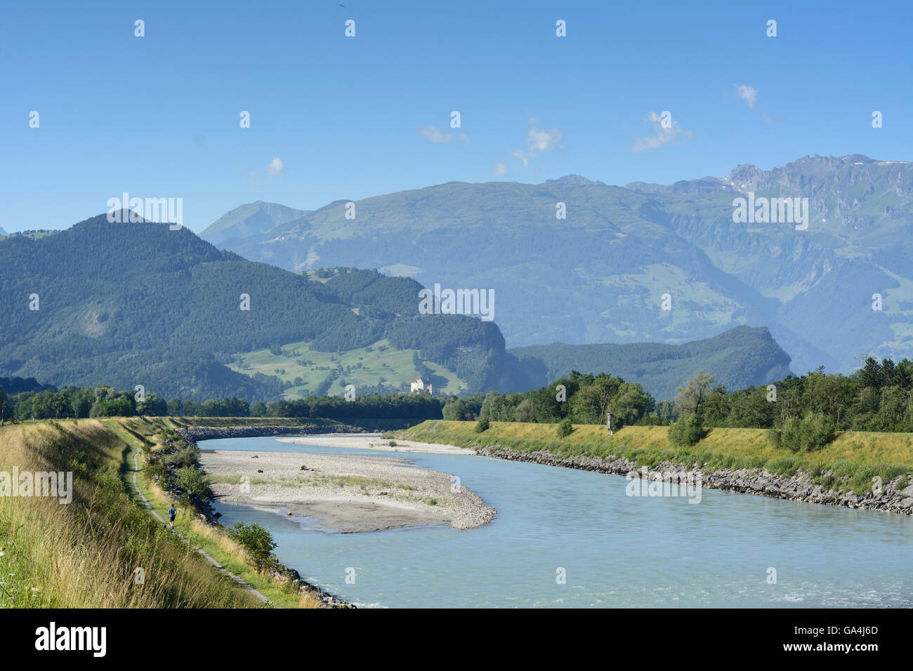 Balzers Alpenrhein Río Rin ( ) y buscar Castillo de Gutenberg Liechtenstein Foto de stock