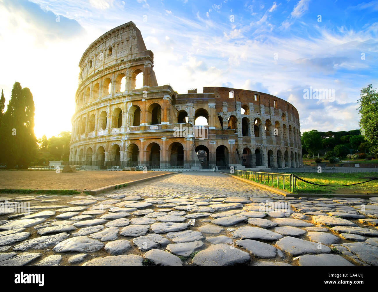 Camino al Coliseo en calma y soleada mañana Foto de stock