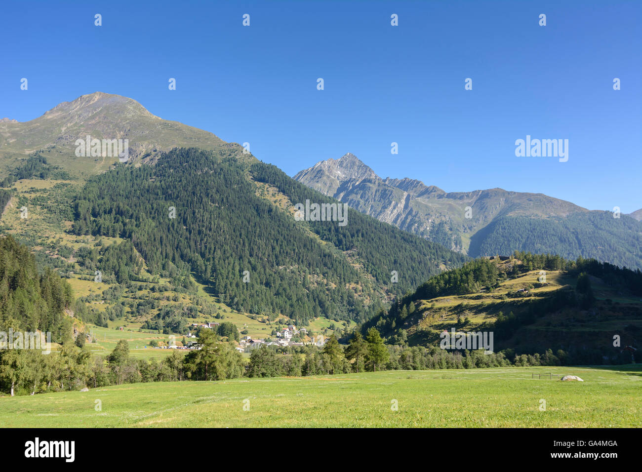 Vistas Susch Susch y Valley River Inn Suiza Graubünden, Grisones, Unterengadin Engadina inferior Foto de stock