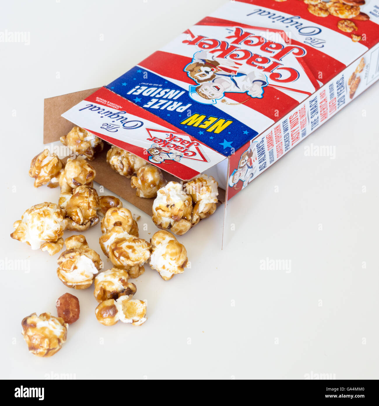 Una caja de Cracker Jack, un americano un bocadillo compuesto de melaza con  sabor a caramelo recubierto de palomitas de maíz y maní Fotografía de stock  - Alamy