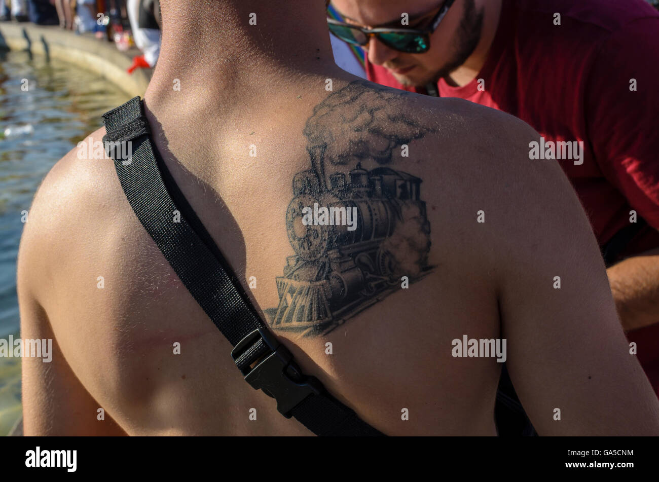 Train tattoo fotografías e imágenes de alta resolución - Alamy