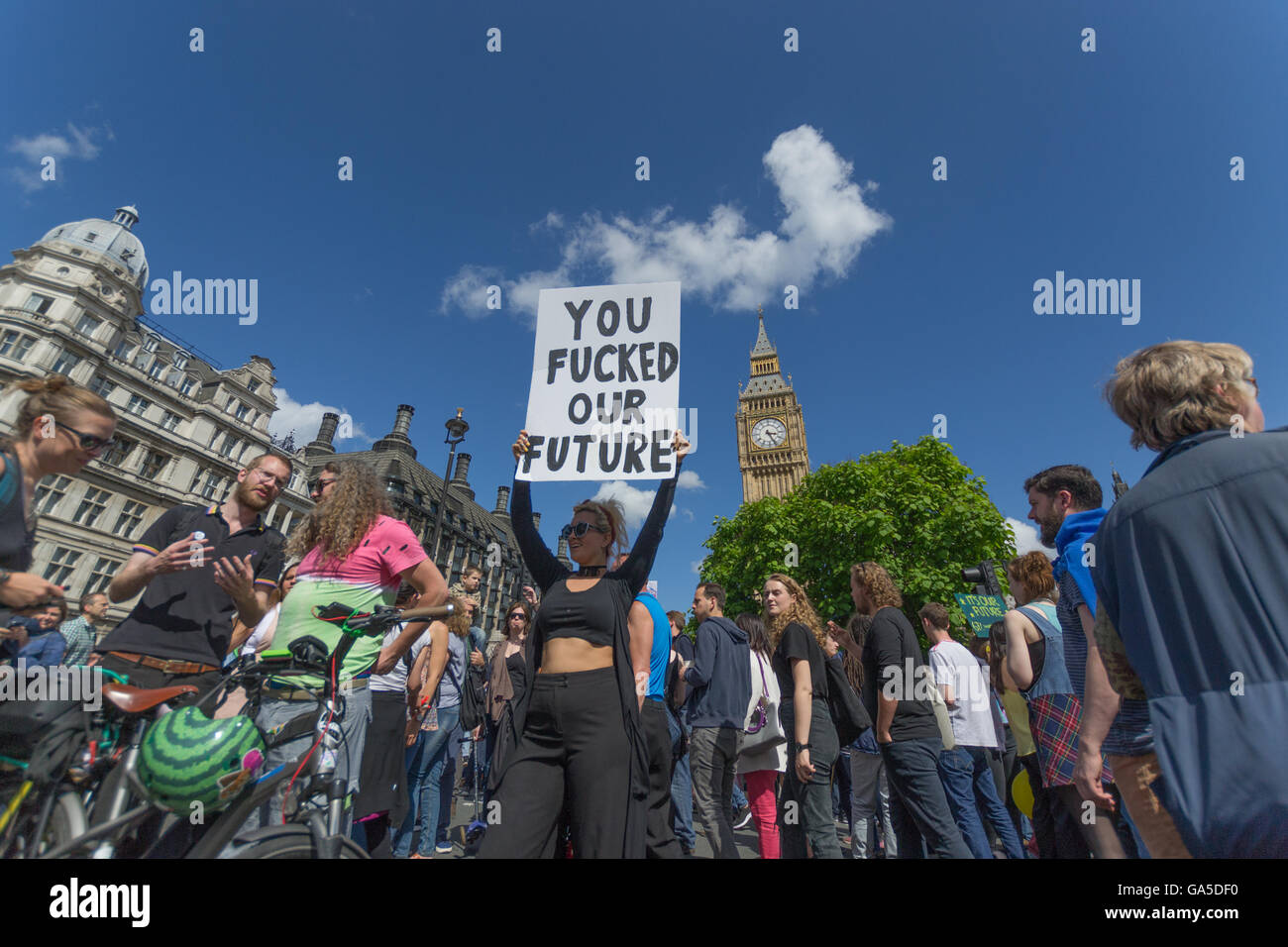 Londres, Reino Unido. El 2 de julio, 2016. Las multitudes en una marcha a través de Londres a Westminster. Crédito: Andrew Lalchan/Alamy Live News Foto de stock