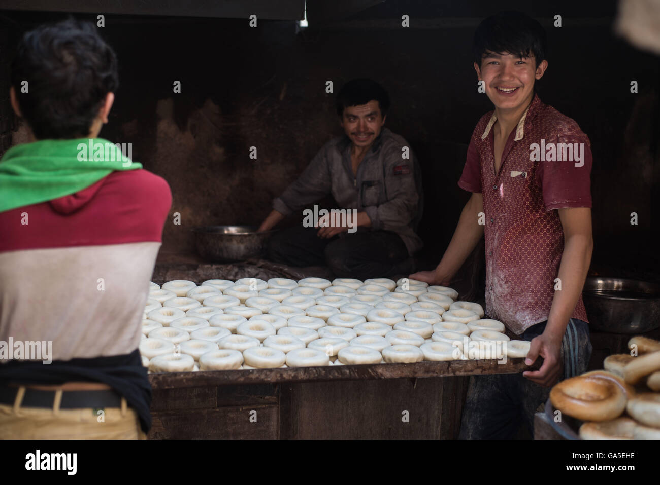 Kashgar, China, Región Autónoma de Xinjiang Uygur. El 2 de julio, 2016. Panaderos hacer Nang, una especie de panqueque crujiente, alimento básico de la población de Kashgar, en Kashgar, en el noroeste de China la Región Autónoma de Xinjiang Uygur, 2 de julio de 2016. Panaderos pasó más de 16 horas haciendo unas cuatro o cinco mil nangs para satisfacer las necesidades como romper el ayuno se está acercando. © Bu Duomen/Xinhua/Alamy Live News Foto de stock