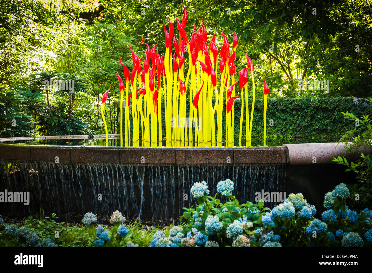 Exposición 'Chihuly in the Garden' del Jardín Botánico de Atlanta con escultura de vidrio 'Fern Dell Paintbrushes' de Dale Chihuly. (EE. UU.) Foto de stock