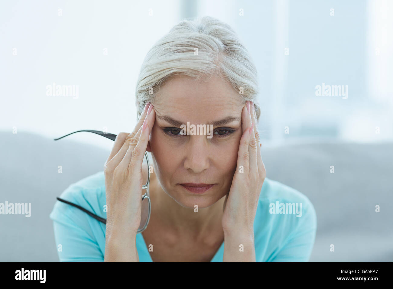 Retrato de mujer sufre dolor de cabeza Foto de stock