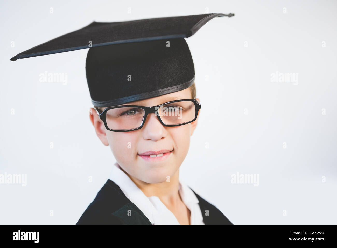 Retrato de schoolkid fingiendo ser graduado Foto de stock