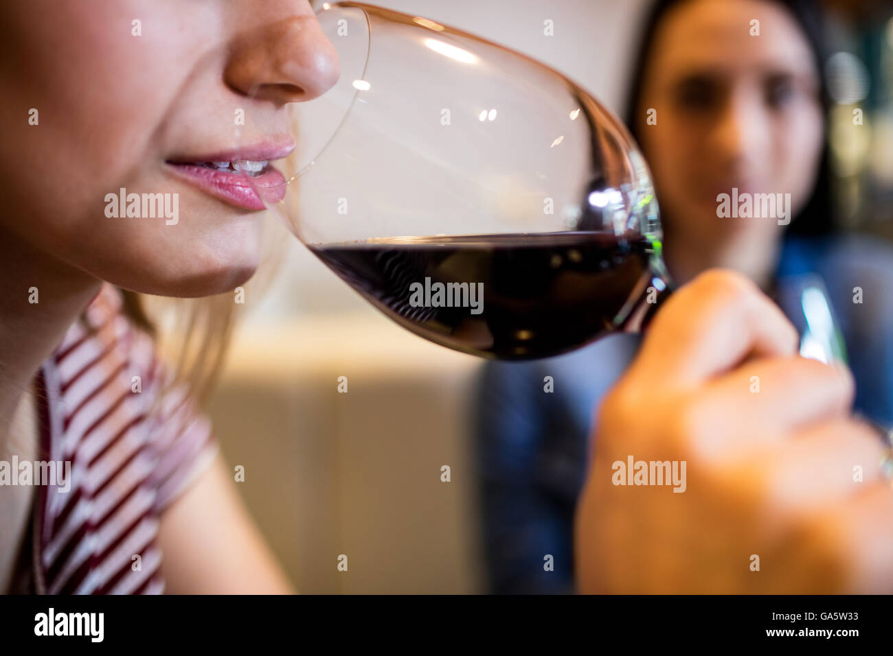 Imagen recortada de mujer beber el vino. Foto de stock