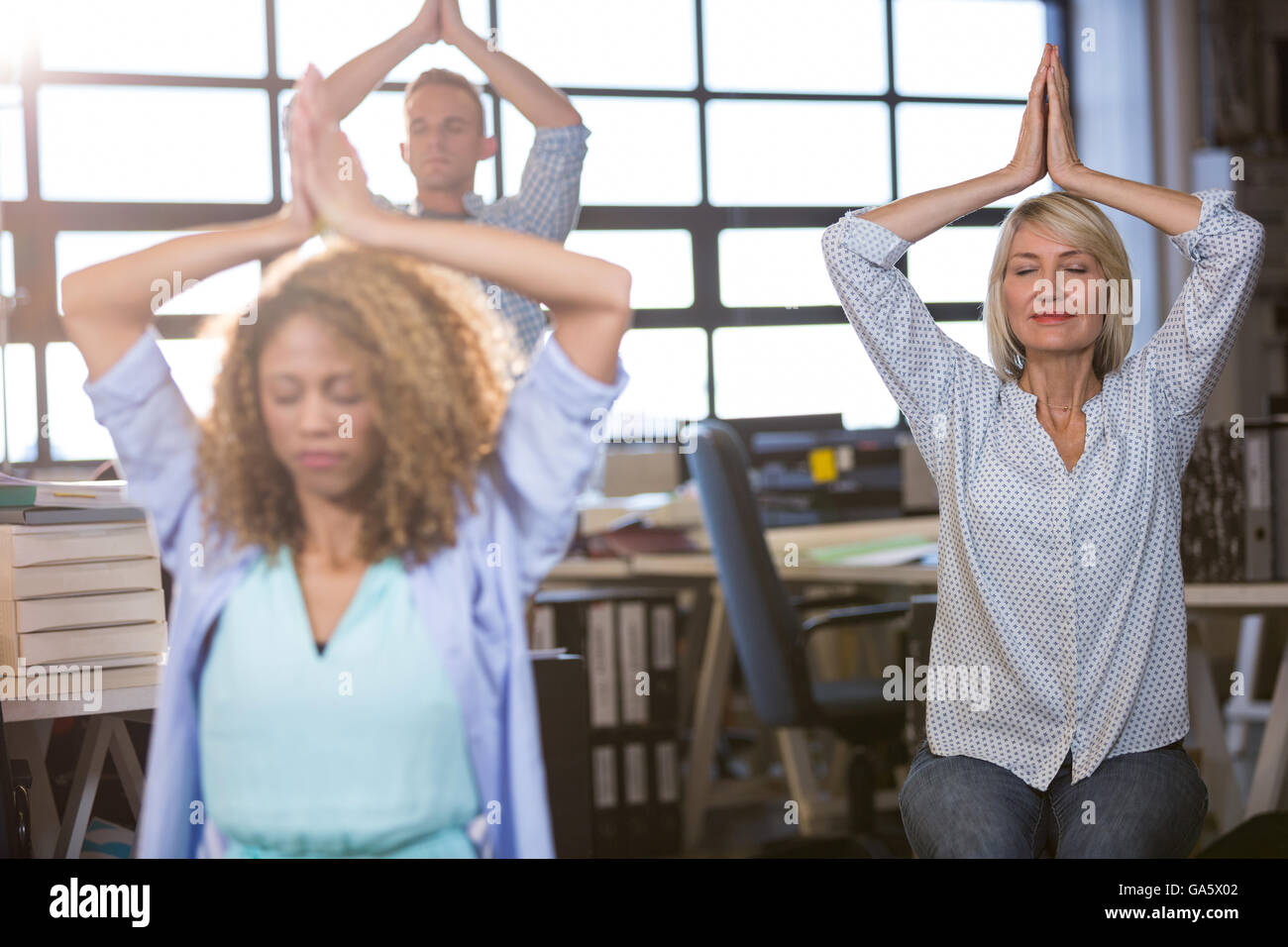 La empresaria practicando yoga con colegas Foto de stock