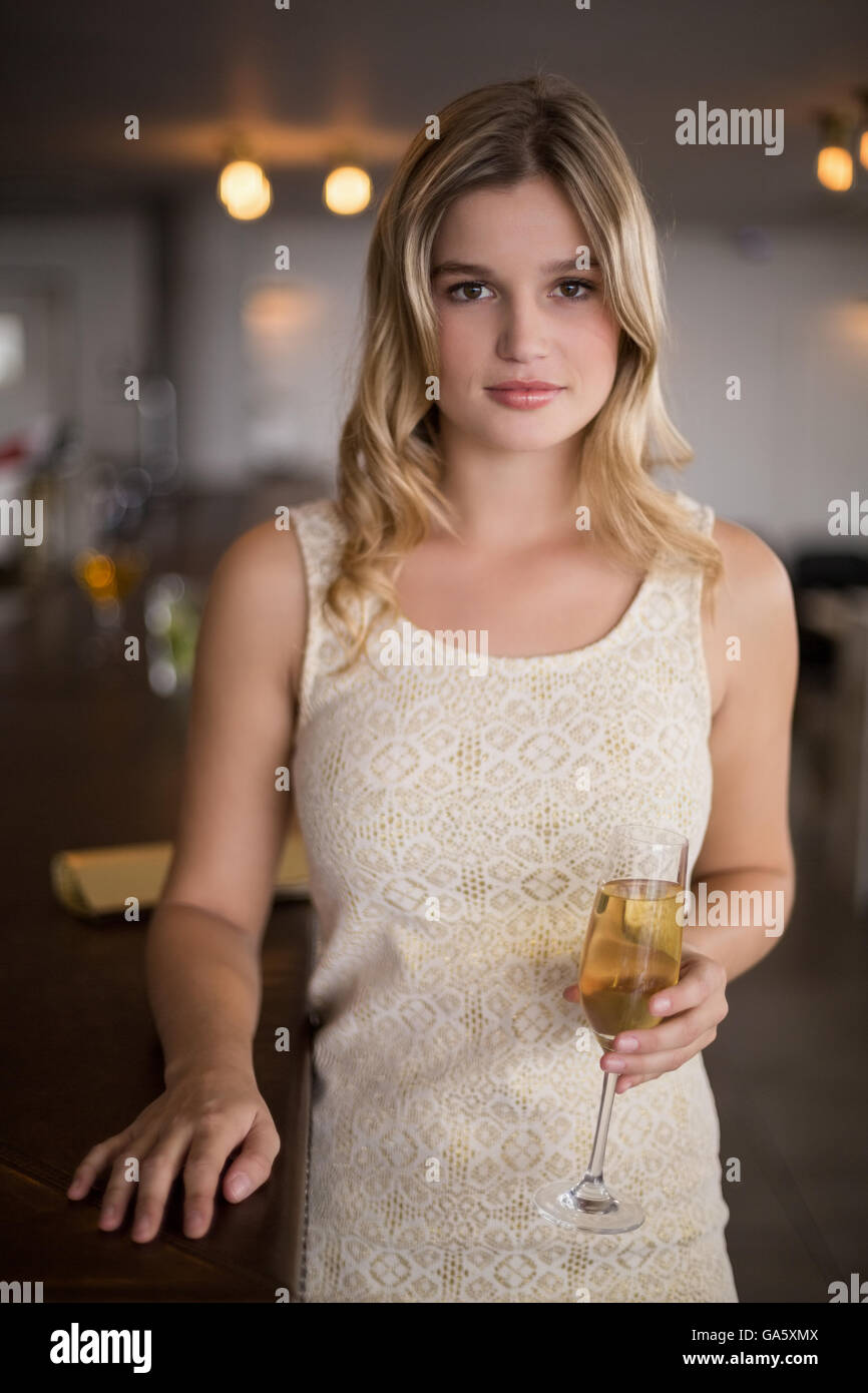 Retrato de hermosa mujer sosteniendo un champagne Foto de stock