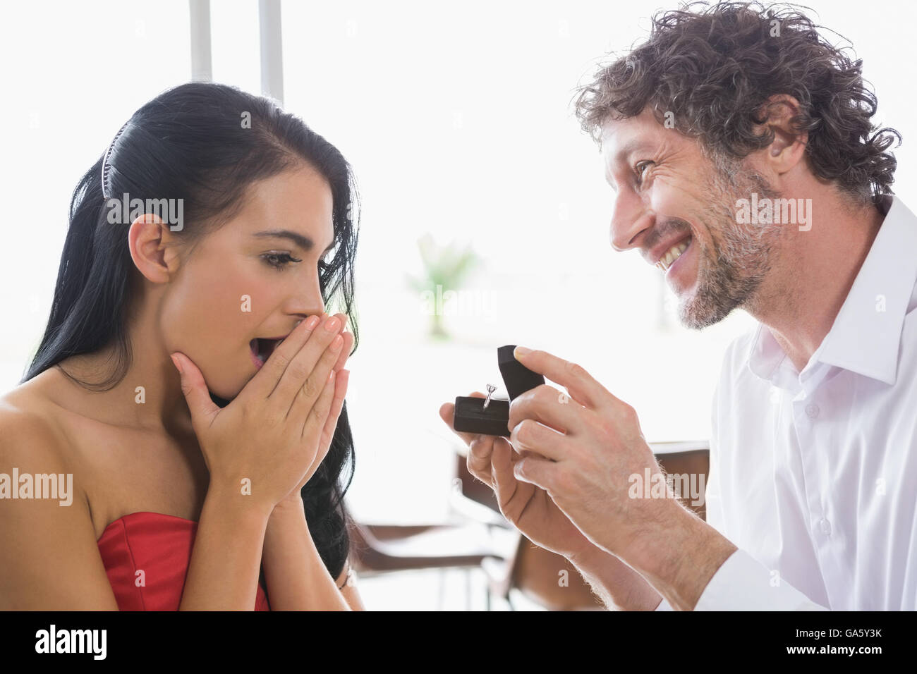 Hombre Mujer sorprendente con un anillo de compromiso Foto de stock