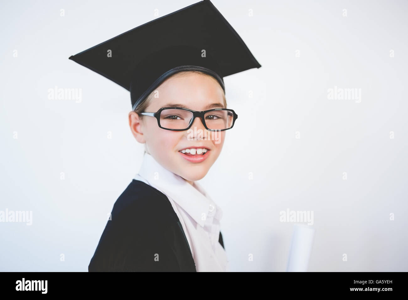 Retrato de schoolkid fingiendo ser graduado Foto de stock