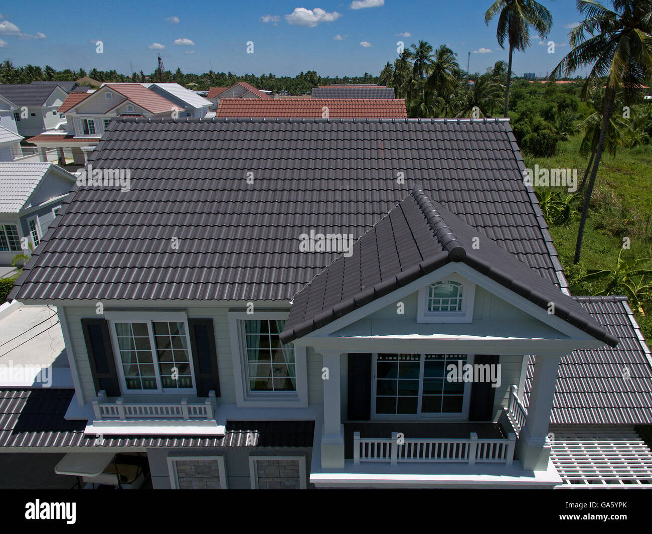 Las tejas del techo de la casa, los nuevos estilos y colores Fotografía de  stock - Alamy