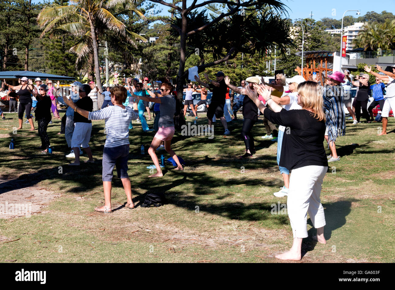 La gente que practica tai chi en la zona del embalse de Burleigh Heads en Australia Foto de stock
