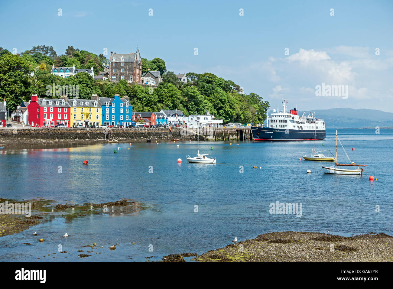Crucero Hebridean Princess atracado en el muelle de Tobermory Isle Of Mull Escocia Foto de stock