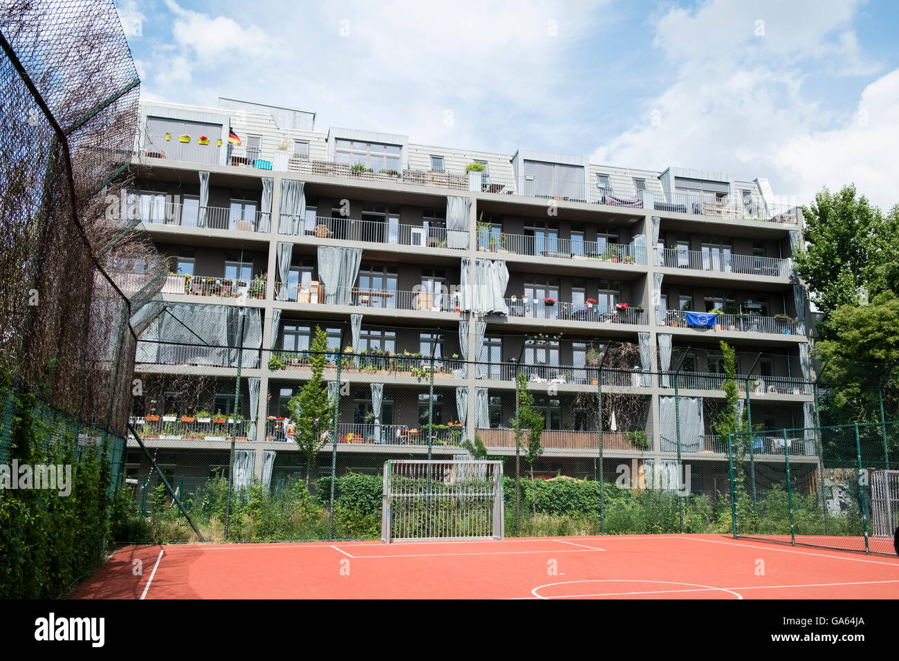 Moderno edificio de apartamentos de lujo en el barrio Neukolln en Berlín, Alemania Foto de stock
