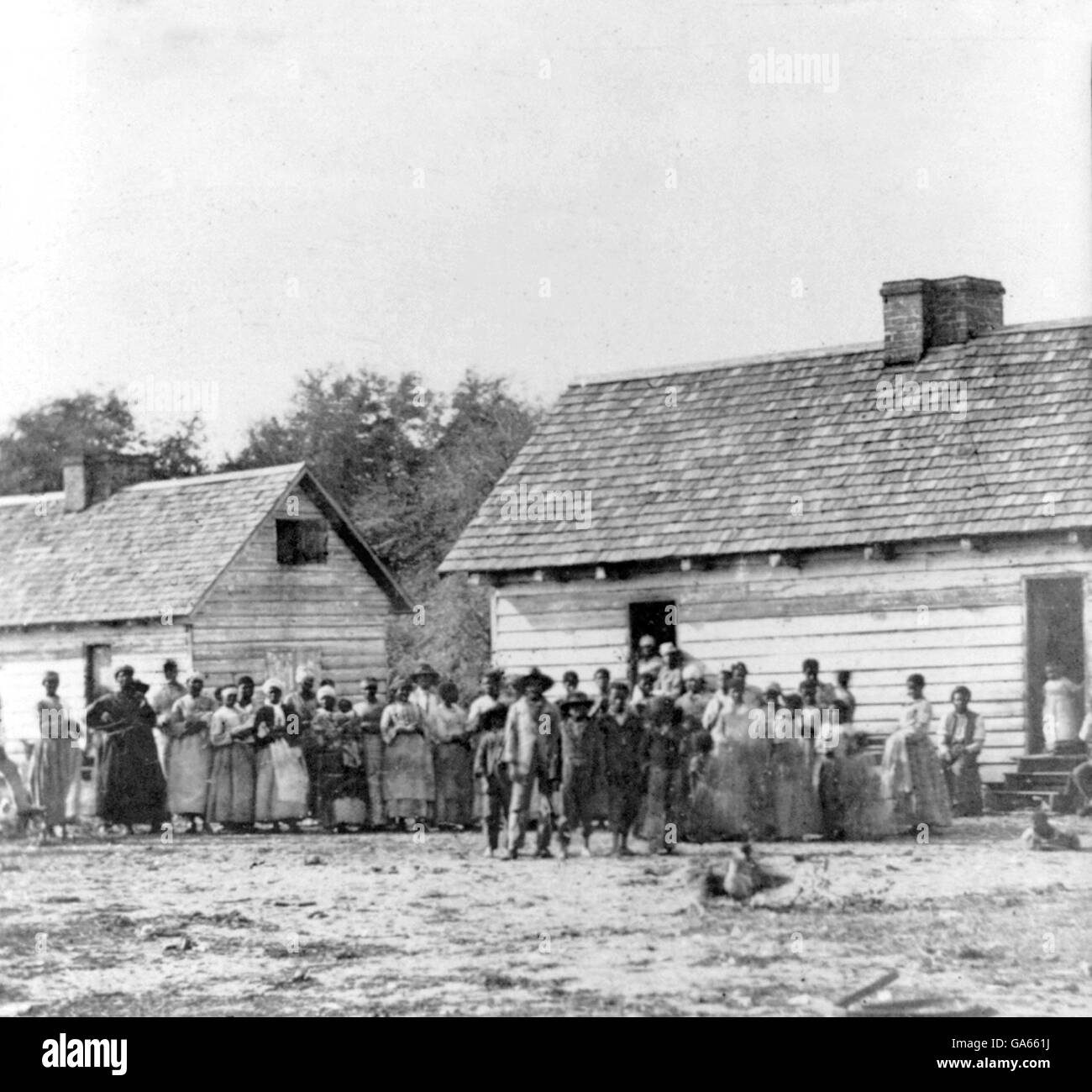 La esclavitud, EE.UU.. Gran grupo de esclavos de pie en frente de los edificios en Smith's Plantation, Beaufort, Carolina del Sur. Foto por Timothy O'Sullivan, c.1862. Foto de stock
