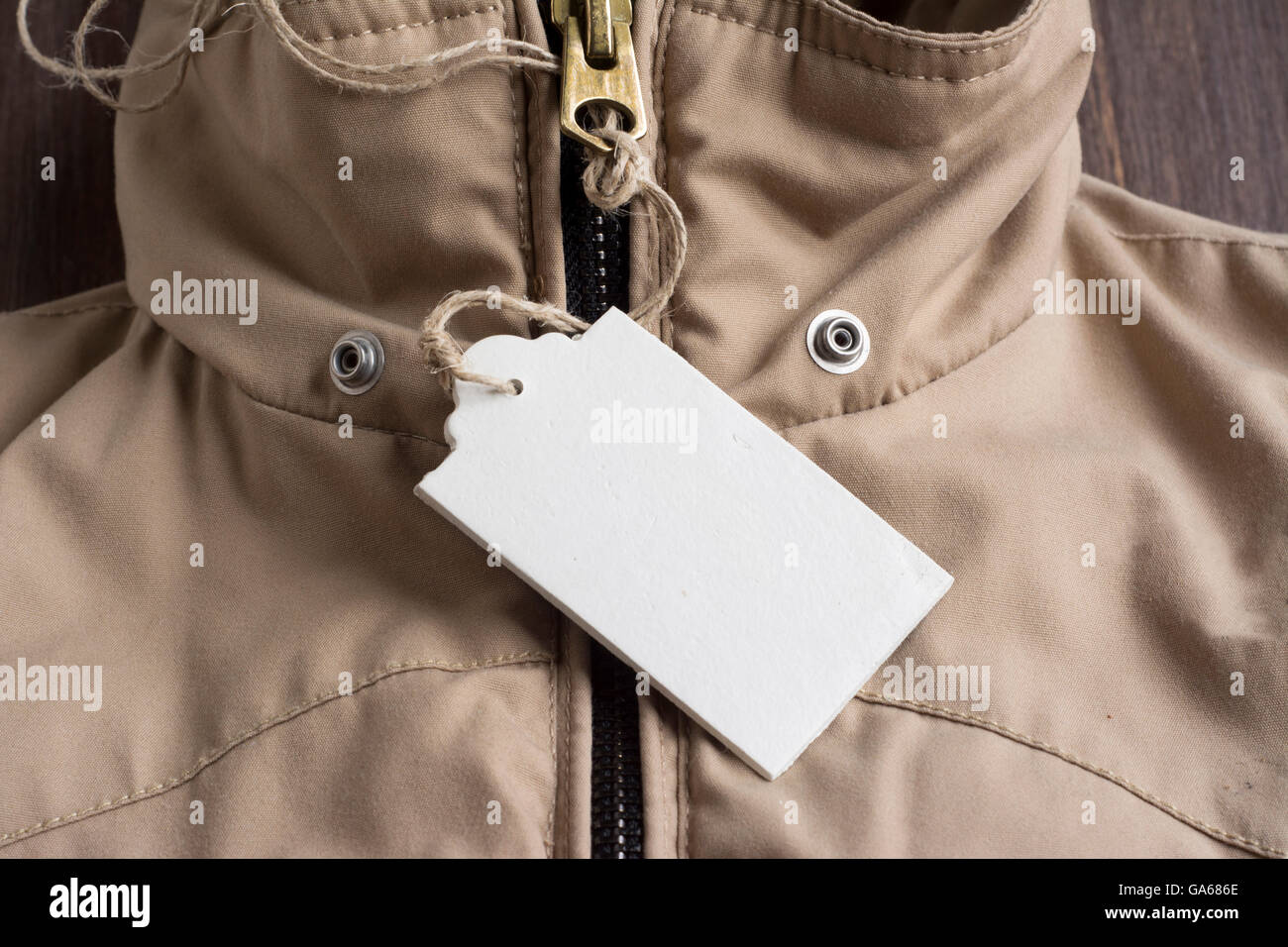 Etiqueta de precio en invierno beige chaqueta con cremallera cerrada Foto de stock