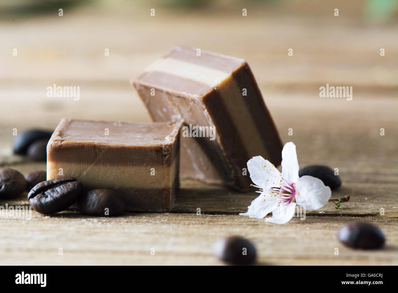 Bombón de chocolate, sobre mesa de madera rústica Foto de stock