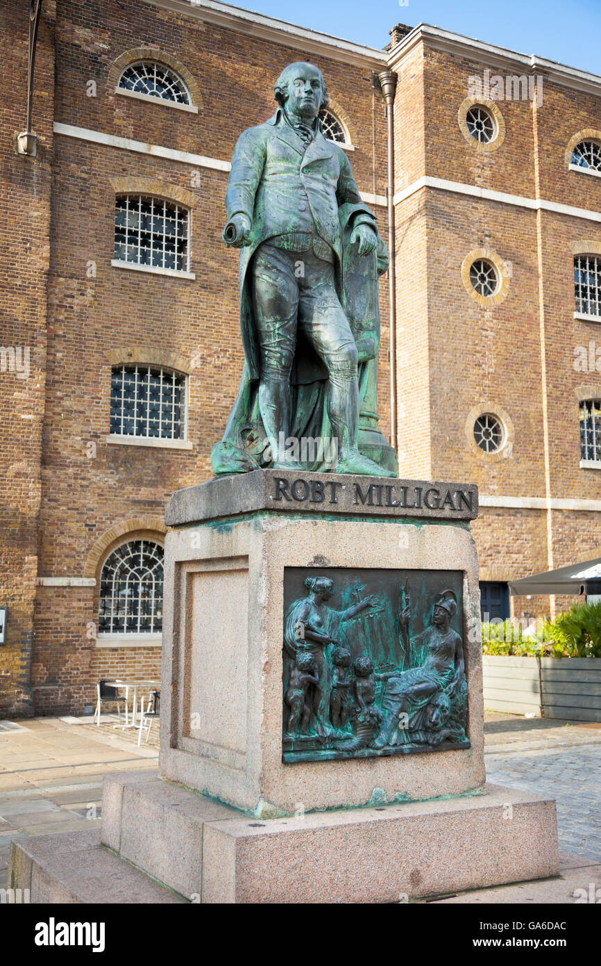 Estatua de Robert Milligan por Richard Westmacott delante del Museo de Docklands, Londres, Reino Unido. Foto de stock