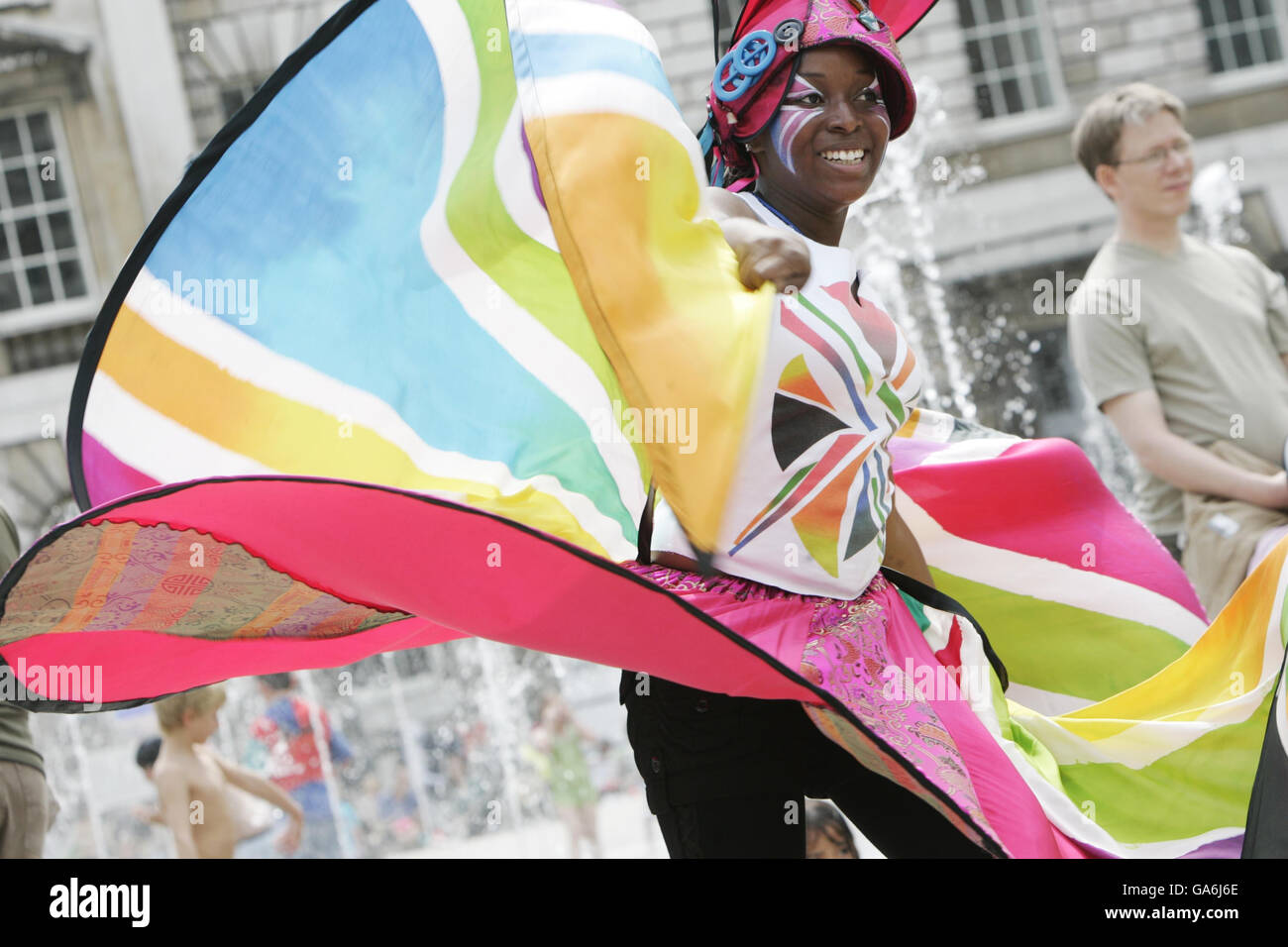 Shayanna Dyer-Harris del conjunto de artes del carnaval Kinetika Bloco Band ayuda a lanzar el nuevo fin de semana adolescente Freespace en Somerset House como parte del festival de artes familiares de cuatro días de tiempo libre. Foto de stock