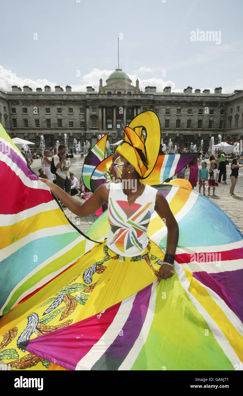 Sophia Bellenfantie del conjunto de artes de carnaval Kinetika Bloco Band ayuda a lanzar un nuevo fin de semana de adolescentes Freespace en Somerset House como parte del festival de arte familiar de cuatro días de tiempo libre. Foto de stock