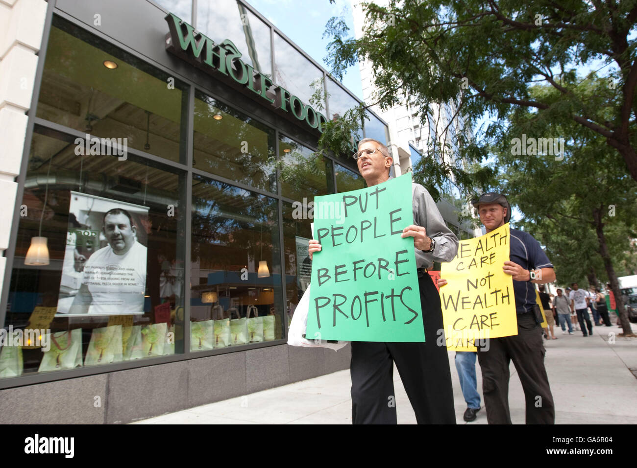Solo pagador piquetes de activistas de la tienda Whole Foods en Columbus Avenue en Nueva York, Estados Unidos, 26 de agosto de 2009. "La gente antes que los beneficios" Foto de stock