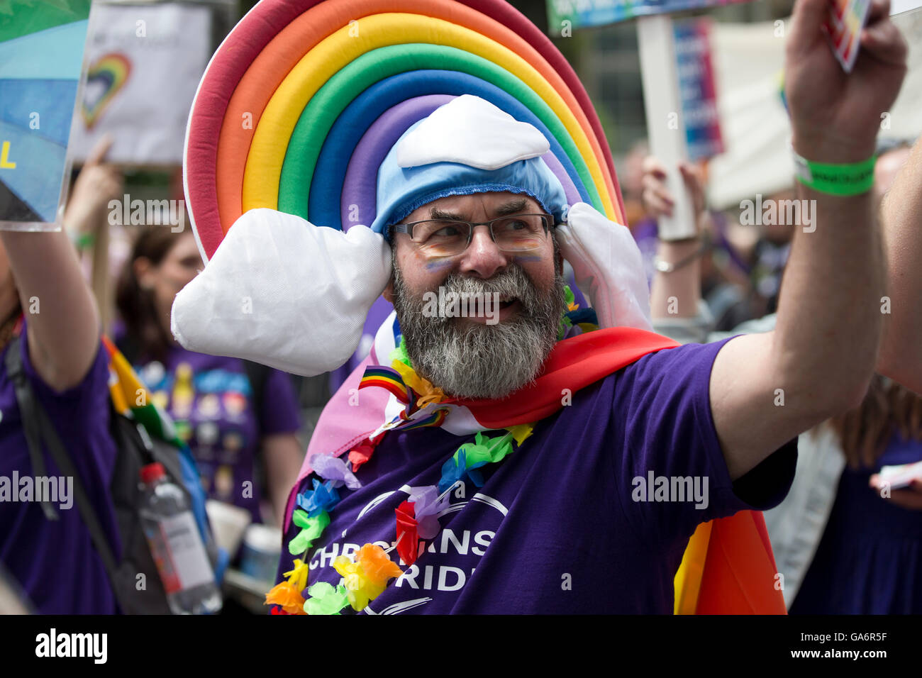 Participante en el desfile del orgullo gay de Londres en Portland Place, Londres W1, Inglaterra, Reino Unido. Foto de stock