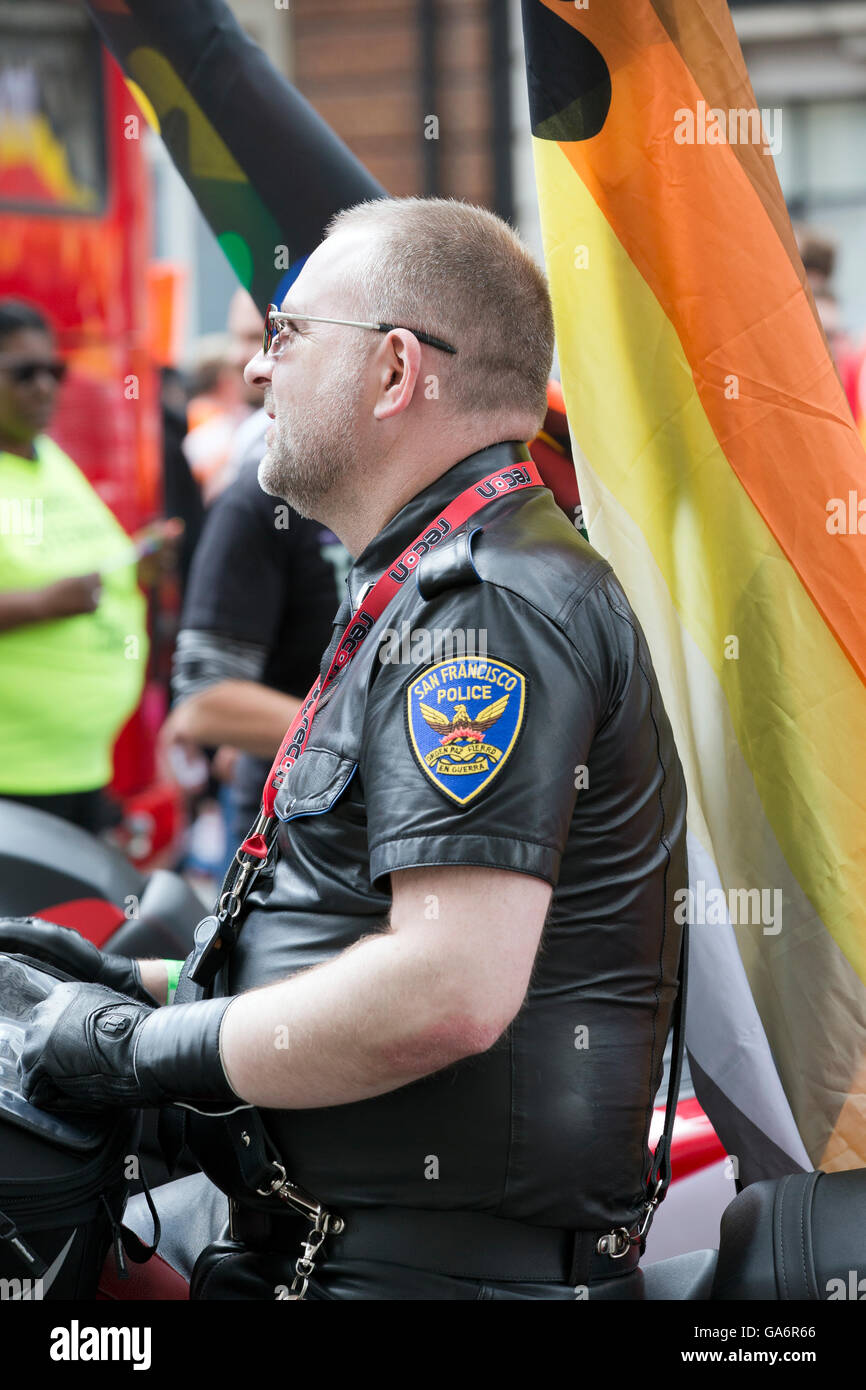 Participante en el desfile del orgullo gay de Londres en Portland Place, Londres W1, Inglaterra, Reino Unido. Foto de stock