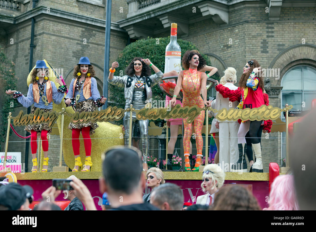 Los participantes en el desfile del orgullo gay de Londres en Portland Place, Londres W1, Inglaterra, Reino Unido. Foto de stock