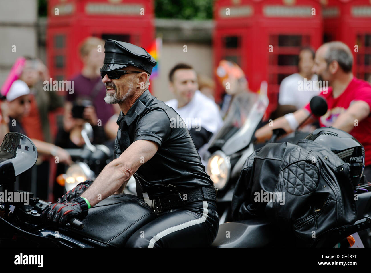 Los participantes en el desfile del orgullo gay de Londres en Portland Place, Londres W1, Inglaterra, Reino Unido. Foto de stock