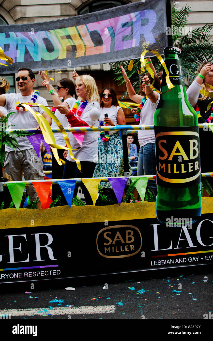 Los participantes en el desfile del orgullo gay de Londres en Portland Place, Londres W1, Inglaterra, Reino Unido. Foto de stock