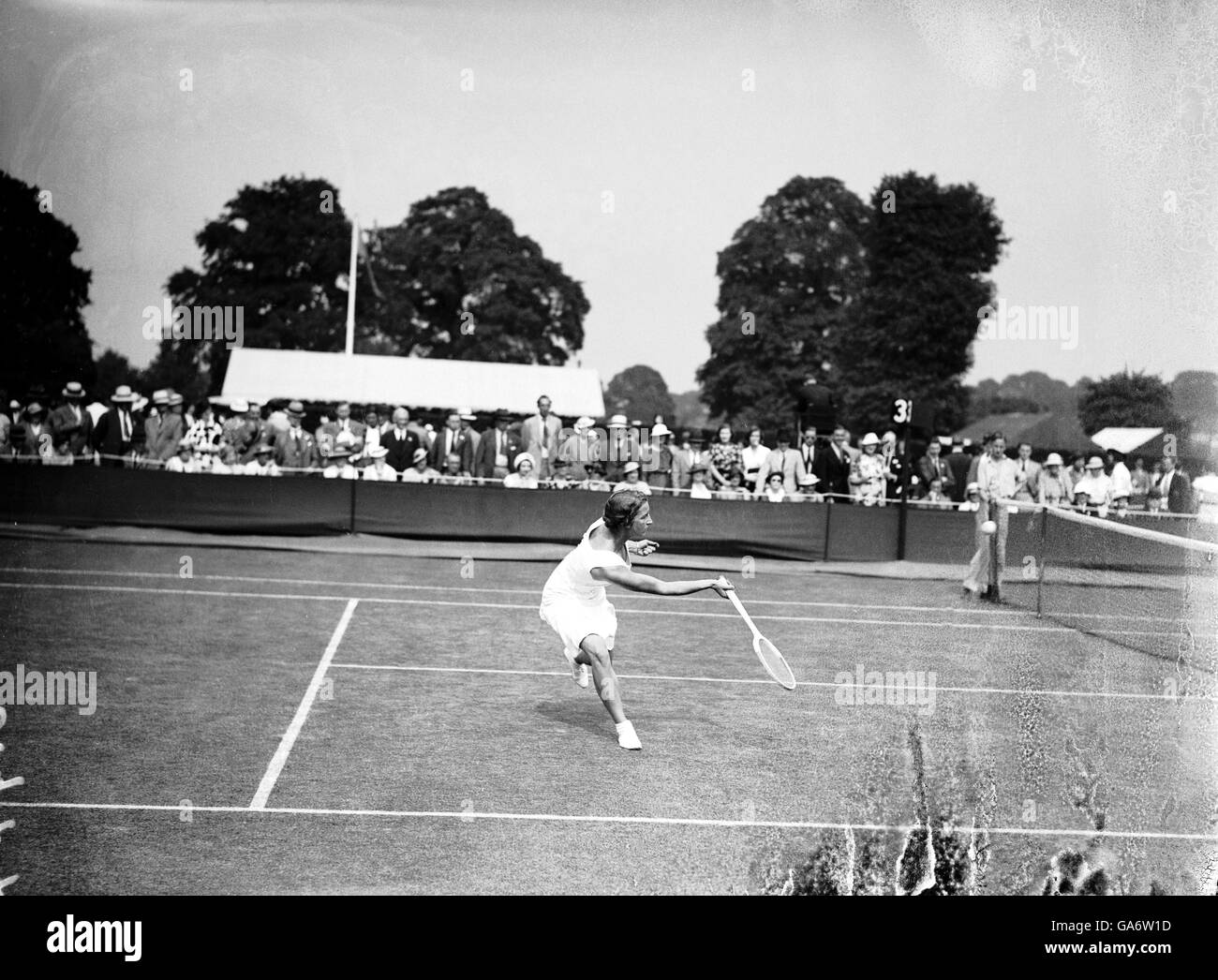 Tenis - Mary Hare (nee Hardwick). Mary Hare (nee Hardwick) en acción Foto de stock
