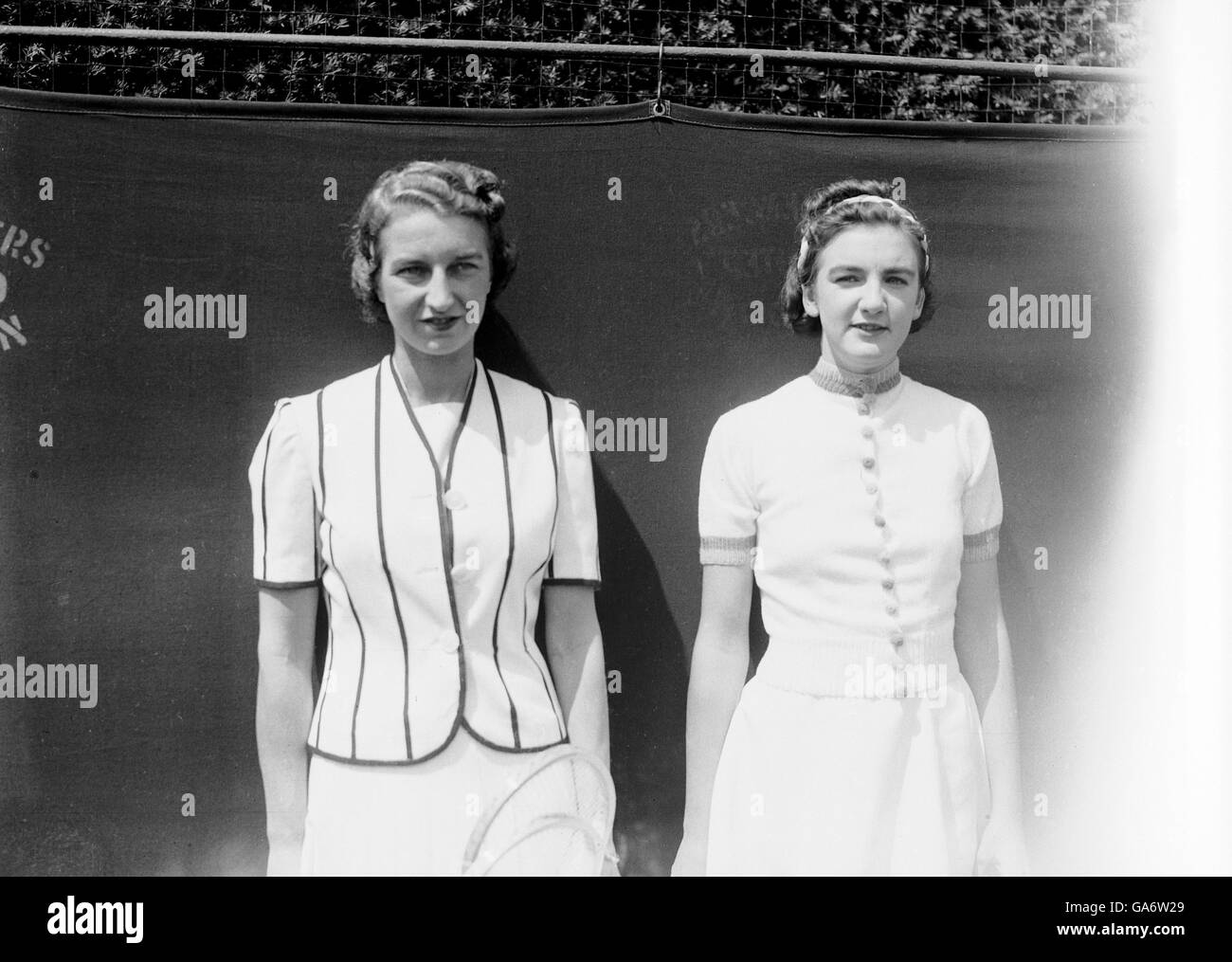 Tenis - Rosemary Thomas - Mary Hare (nee Hardwick). Mary Hare (nee Hardwick) (l) y Rosemary Thomas (r) Foto de stock