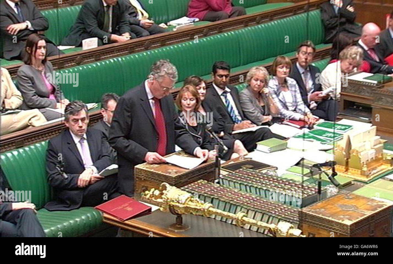 El Secretario de Estado de Medio Ambiente, Alimentación y Asuntos Rurales Hilary Benn hace una declaración a la Cámara de los Comunes, Londres, sobre las inundaciones generalizadas que han afectado al Reino Unido. Foto de stock