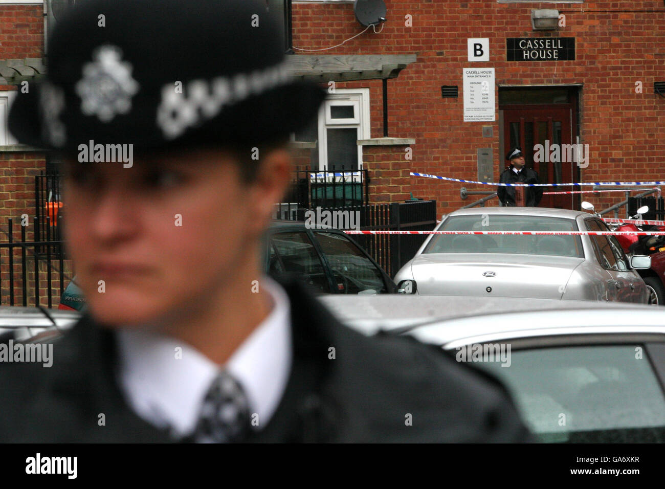 Niño muerto a tiros en el sur de Londres. Oficiales de policía en las afueras de Cassell House en Stockwell Gardens Estate, en el sur de Londres. Foto de stock