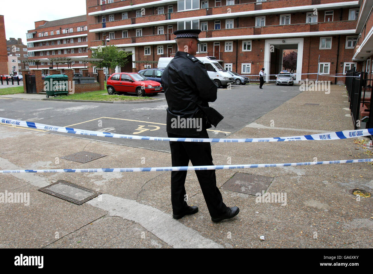 Oficiales de policía en las afueras de Cassell House en Stockwell Gardens Estate, en el sur de Londres. Foto de stock