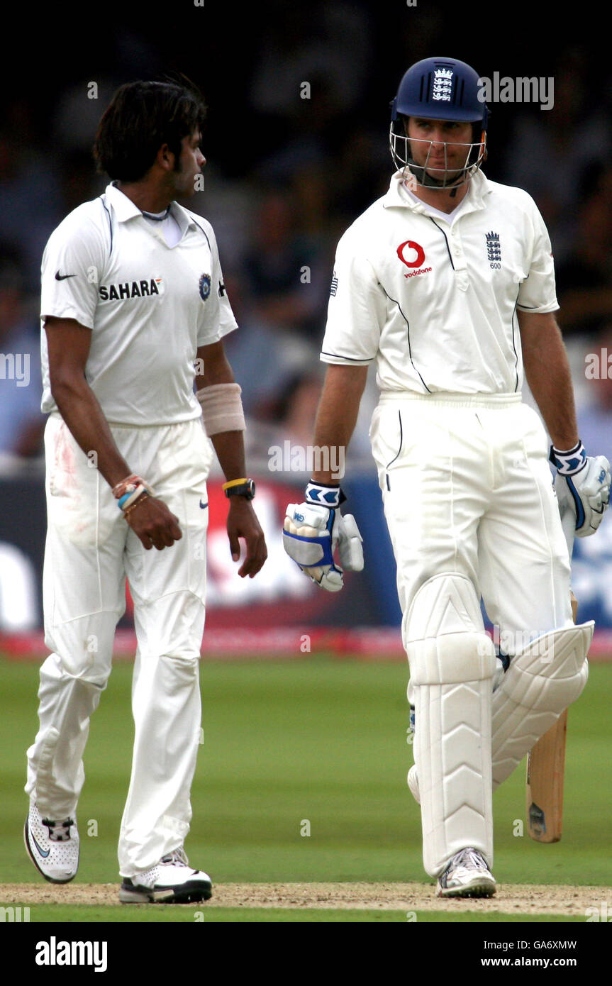 Cricket - npower First Test - England contra India - Day One - Lord's. El capitán de Inglaterra Michael Vaughan (derecha) y Shanthakumaran Sreesanth de la India se encuentran uno al otro Foto de stock