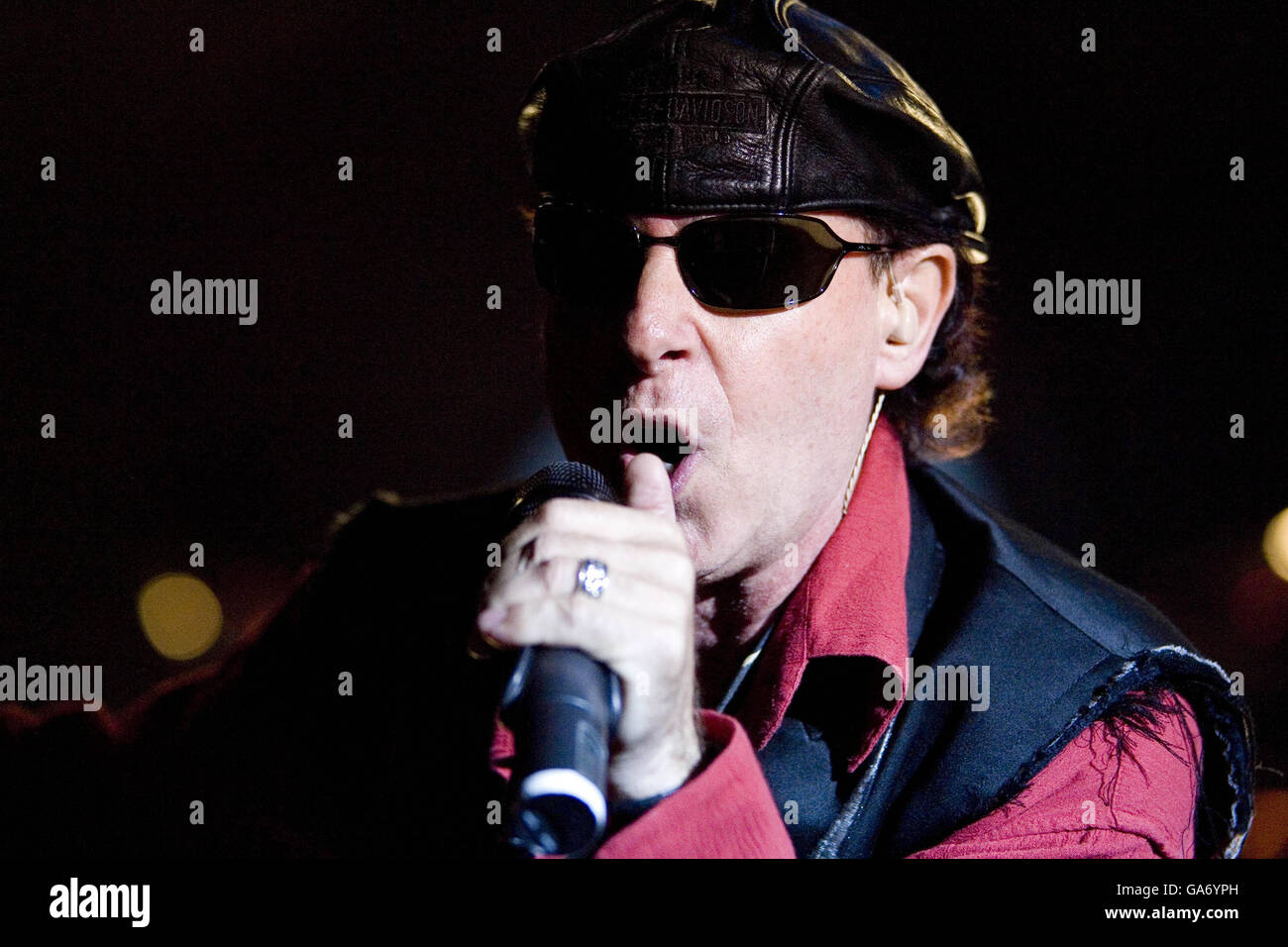 Klaus Meine, cantante principal de Scorpions actúa en vivo en el escenario del Hammersmith Apollo en el centro de Londres. Foto de stock