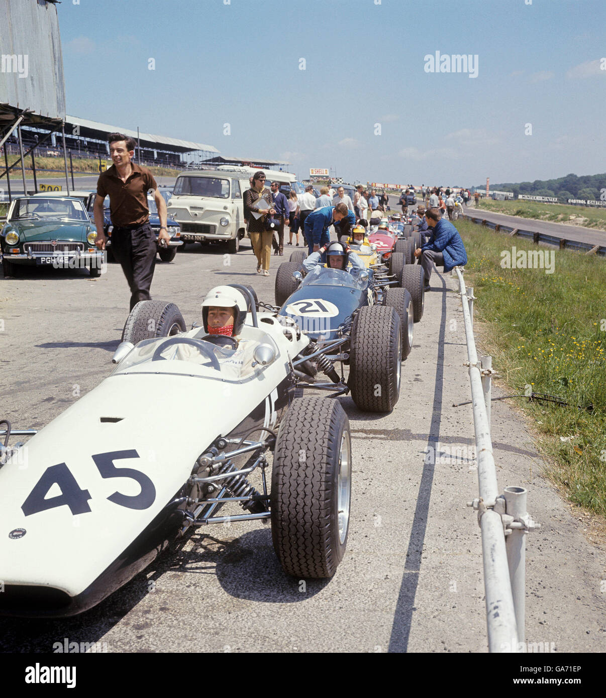 Los coches de Fórmula 3 se alinearon en Brands Hatch antes de la reunión de  coches de LMC Radio London. Desde el frente: Richard Burton (Bradham BT  21), Louis Parsons (Brabham BT