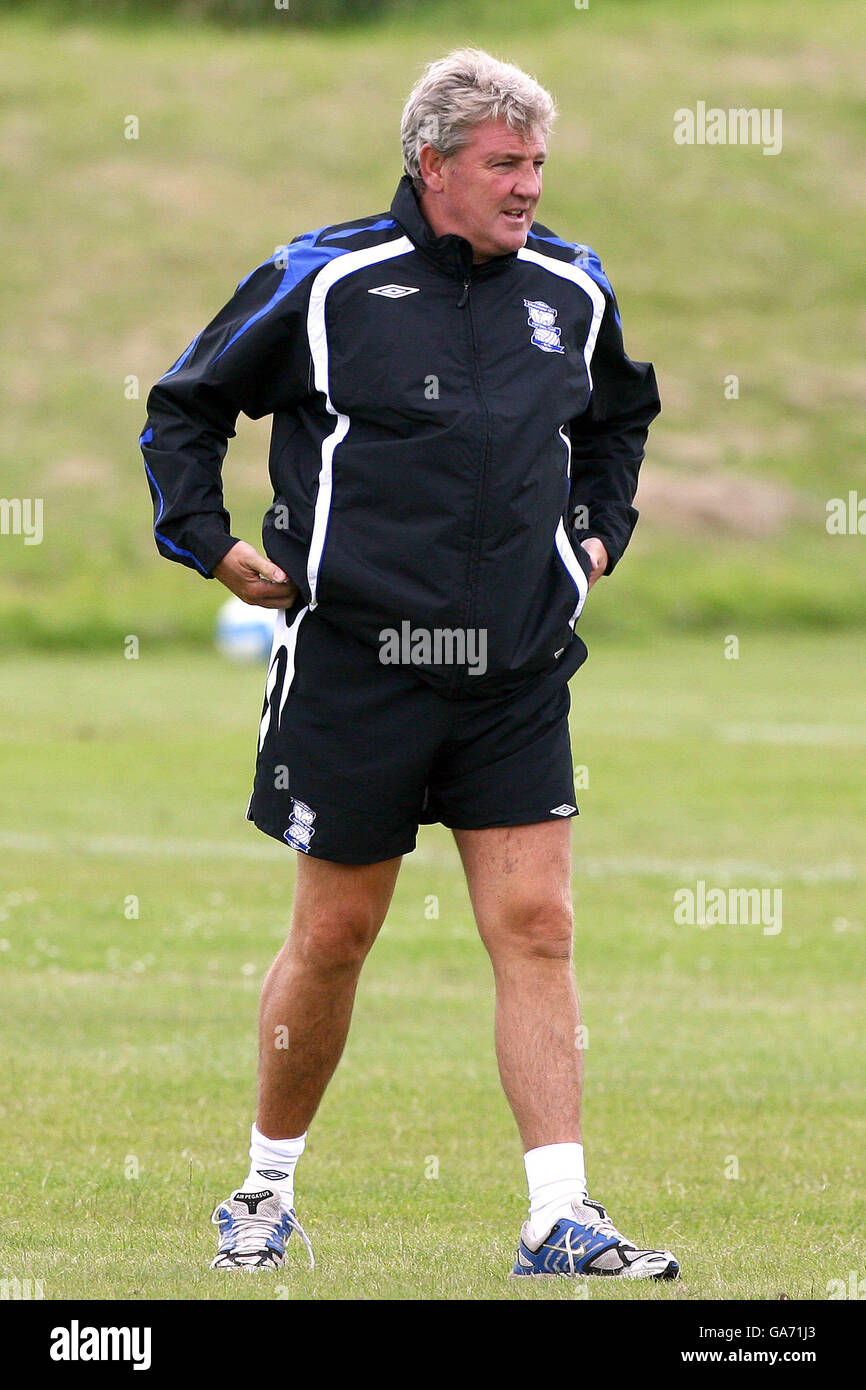 Steve Bruce, director de Birmingham City, durante el entrenamiento previo a la sesión en Wast Hills Training Ground, West Heath. Foto de stock