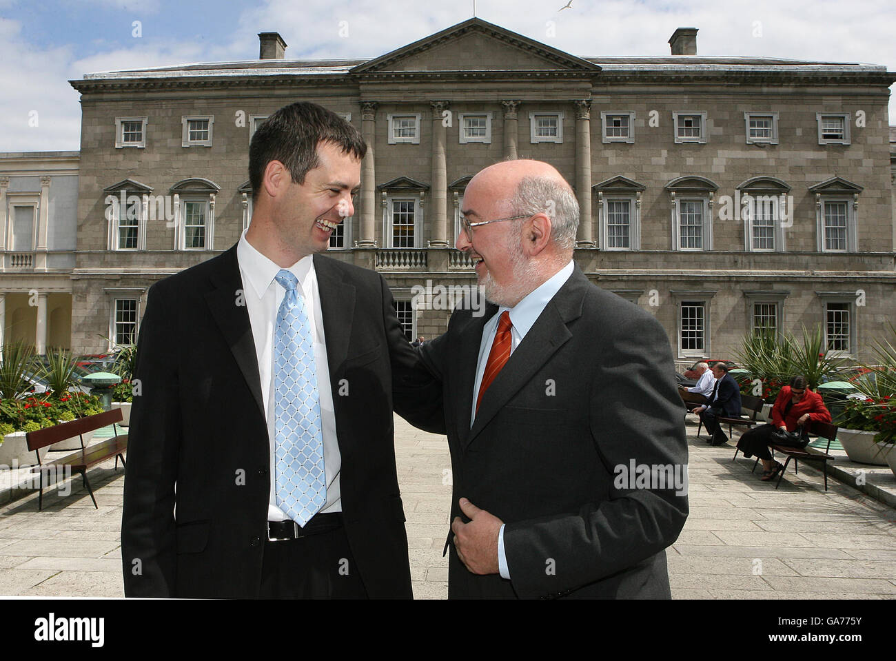 Pearse Doherty, representante de Sinn Fein para Donegal SW, izquierda, es felicitada por convertirse en miembro de la Seanad Eireann de Caoimhghin o Caolain TD, en las afueras de Leinster House Dublin. Foto de stock