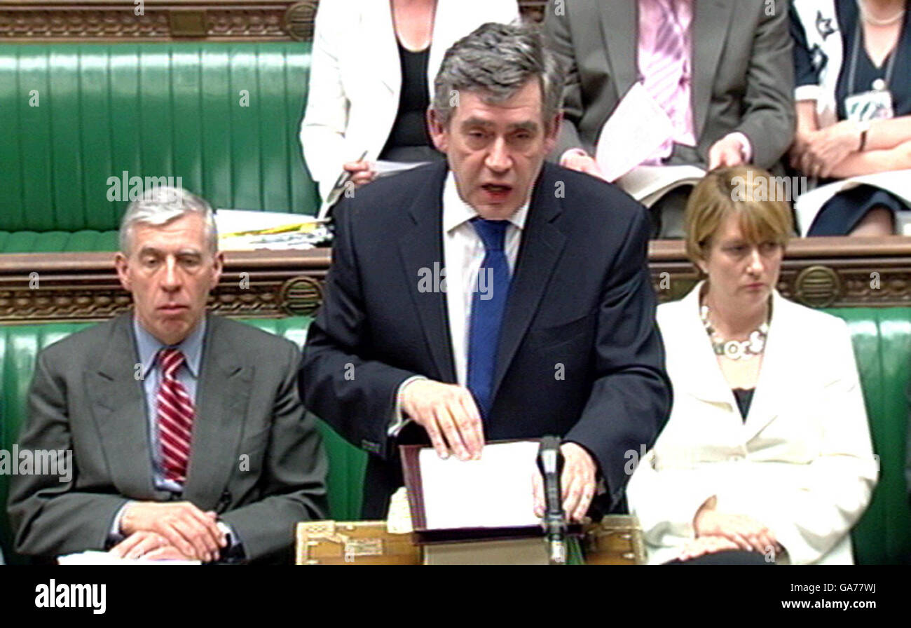 El Primer Ministro Gordon Brown hace una declaración a la Cámara de los Comunes sobre las nuevas leyes antiterroristas propuestas. Foto de stock