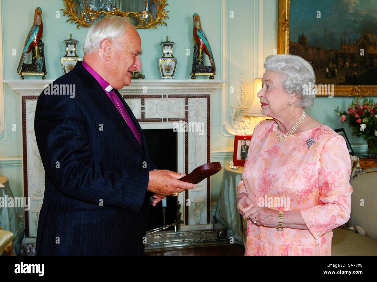 La Reina Isabel II de Gran Bretaña recibe a Lord Eames, a quien ha invertido con la insignia de un Miembro de la Orden del Mérito, en la Sala de audiencias privadas, el Palacio de Buckingham hoy. Foto de stock
