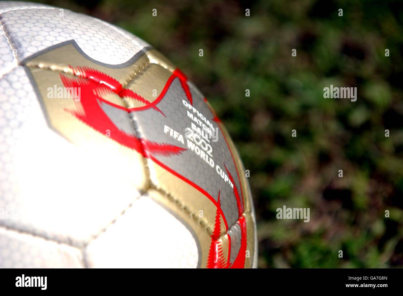 El balón de Fevernova Adidas, el balón oficial de la Copa Mundial de la  FIFA Corea/Japón 2002 Fotografía de stock - Alamy