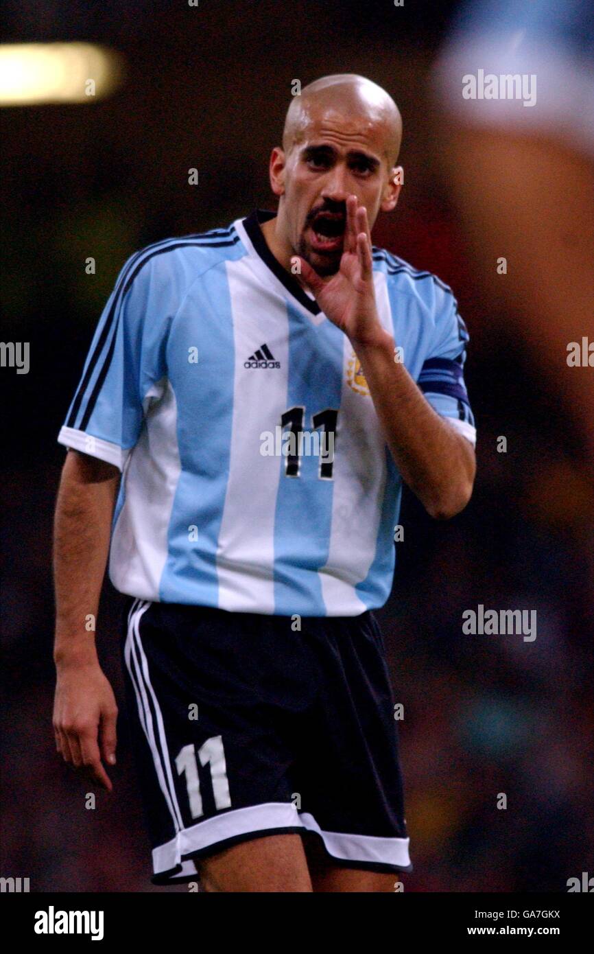 International Soccer - Friendly - Wales contra Argentina. Juan Sebastián Verón, de Argentina, grita aliento a sus compañeros de equipo durante el partido con Gales Foto de stock