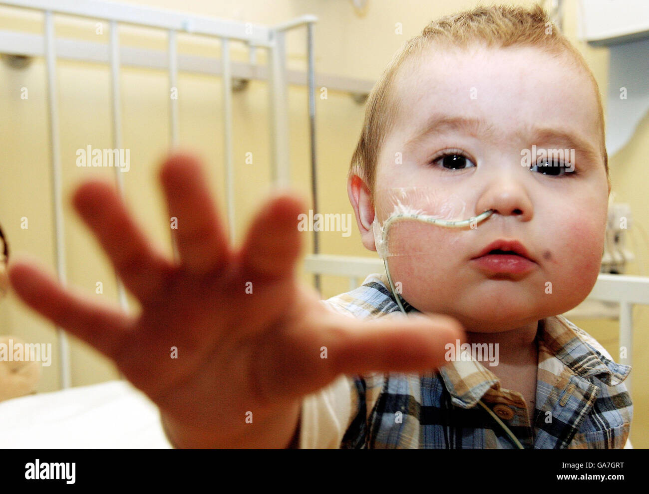 Jack Vellam, de 13 meses, que se ha convertido en el primer bebé del mundo en sobrevivir durante 120 días en un corazón artificial externo. Foto de stock