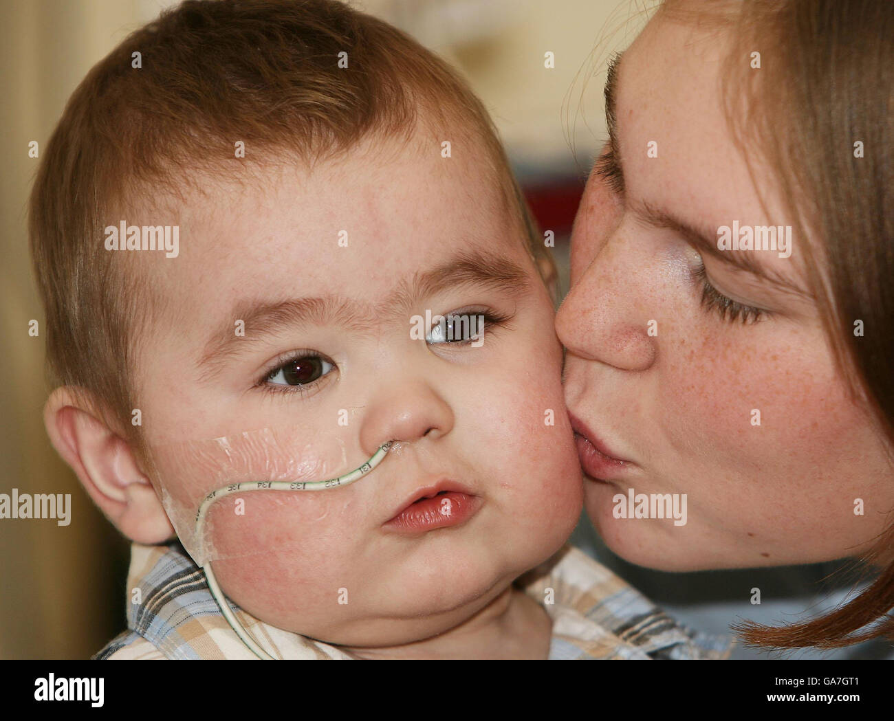 Jack Vellam, de 13 meses, con su mamá Danielle Hastings. Jack se ha convertido en el primer bebé del mundo en sobrevivir durante 120 días en un corazón artificial externo. Foto de stock