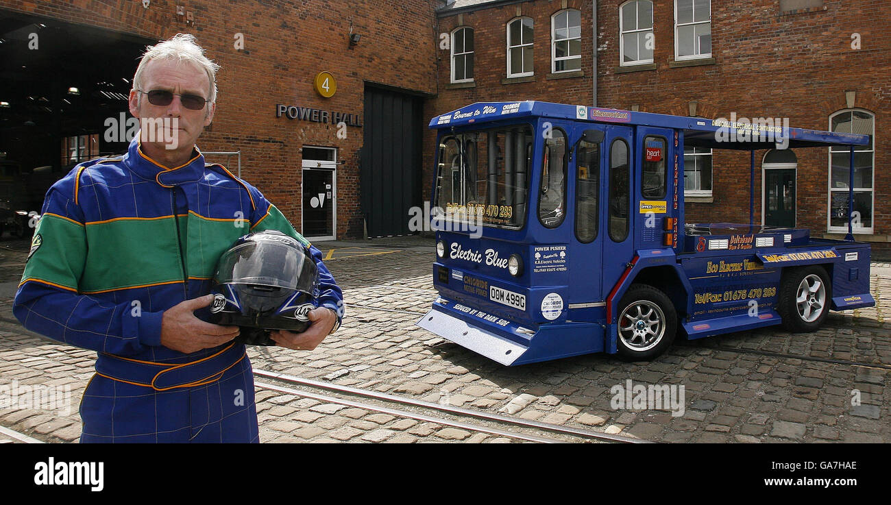 Kevin Bourne y su leche flotan Electric Blue, que está en exhibición en el Museo de Ciencia e Industria de Manchester para promover el fin de semana del transporte. Foto de stock